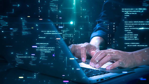 Persona usando laptop y smartphone mientras activa autenticación multifactor para proteger sus cuentas.