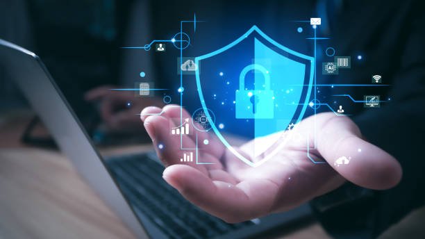 Smartphone mostrando una aplicación de seguridad activa para protección contra malware y fraudes.