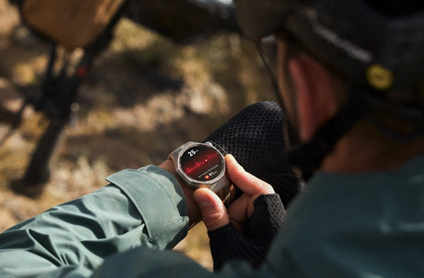 Reloj inteligente HUAWEI WATCH GT 6 sobre una mesa, mostrando su diseño moderno y deportivo, símbolo de estilo y bienestar.