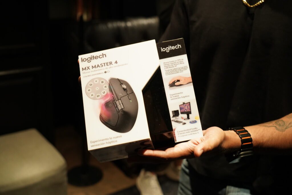 Mouse háptico Logitech MX Master 4 en escritorio minimalista con laptop y libreta