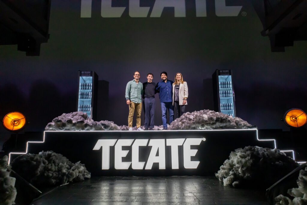 Seguidores de Tecate Titanium celebrando en set durante la filmación del comercial