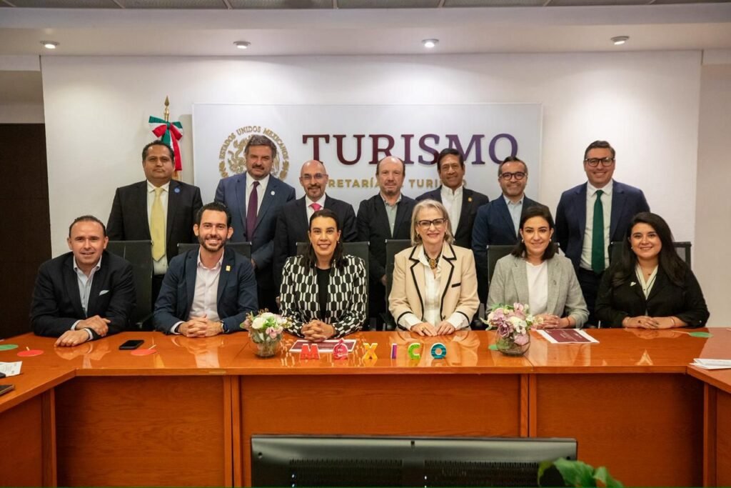 Fachada del Centro Expositor y de Convenciones de Puebla con montaje para evento.