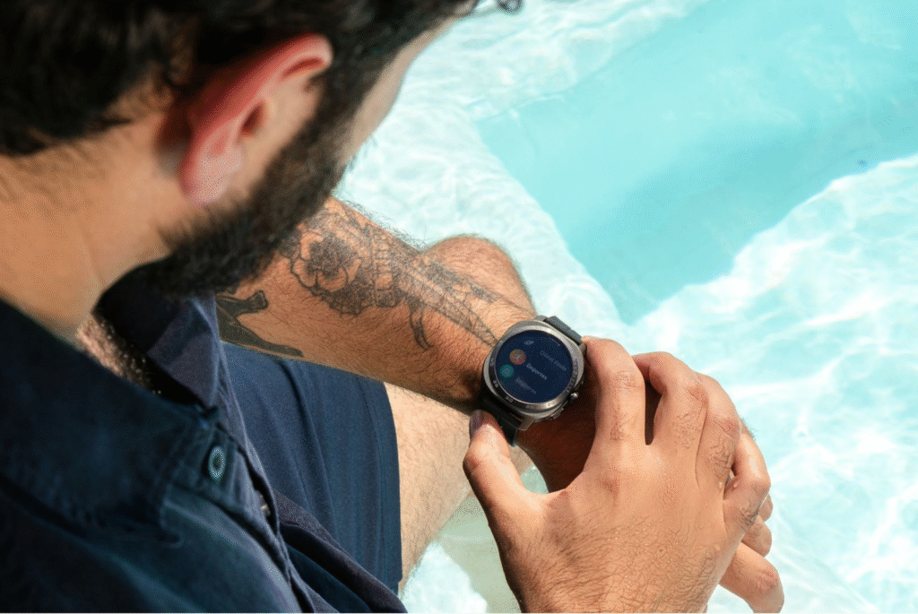 Smartwatch Kronos Infinity con pantalla AMOLED y diseño metálico elegante