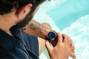 Smartwatch Kronos Infinity con pantalla AMOLED y diseño metálico elegante