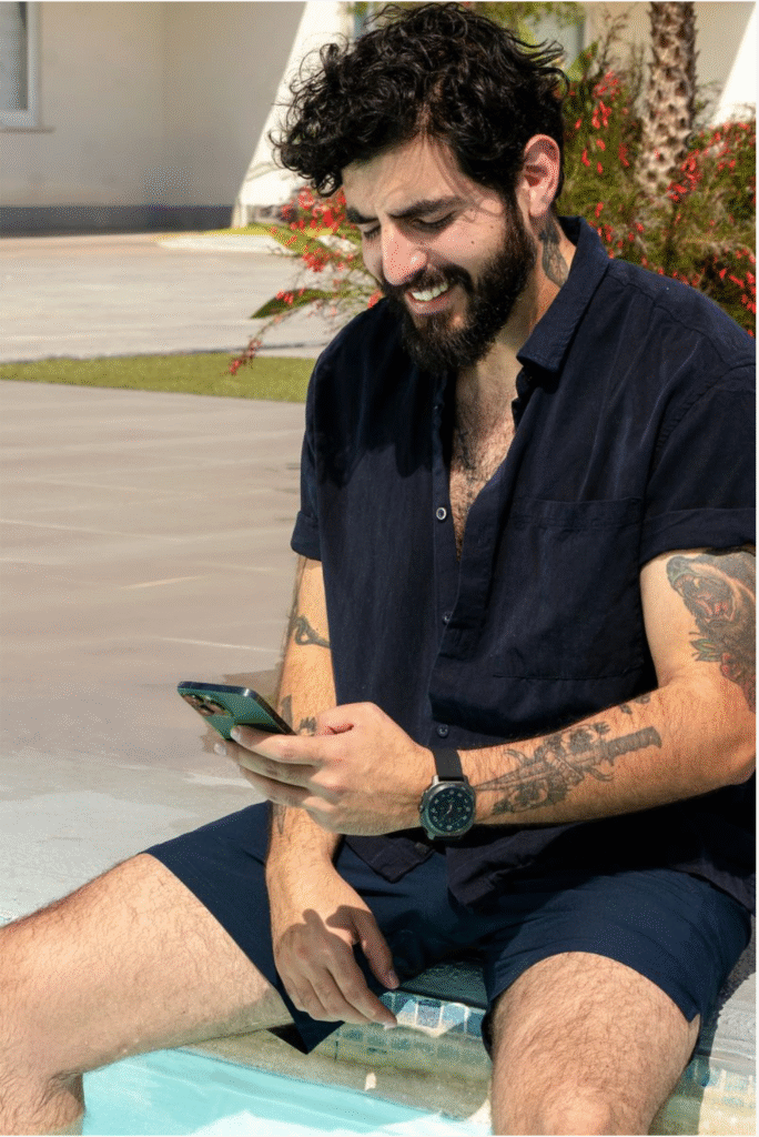 Persona usando el Kronos Infinity durante actividades al aire libre