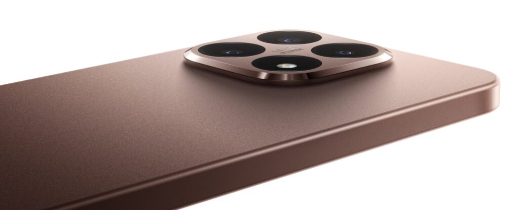 Reloj Xiaomi Watch S4 con acabado dorado sobre fondo neutro