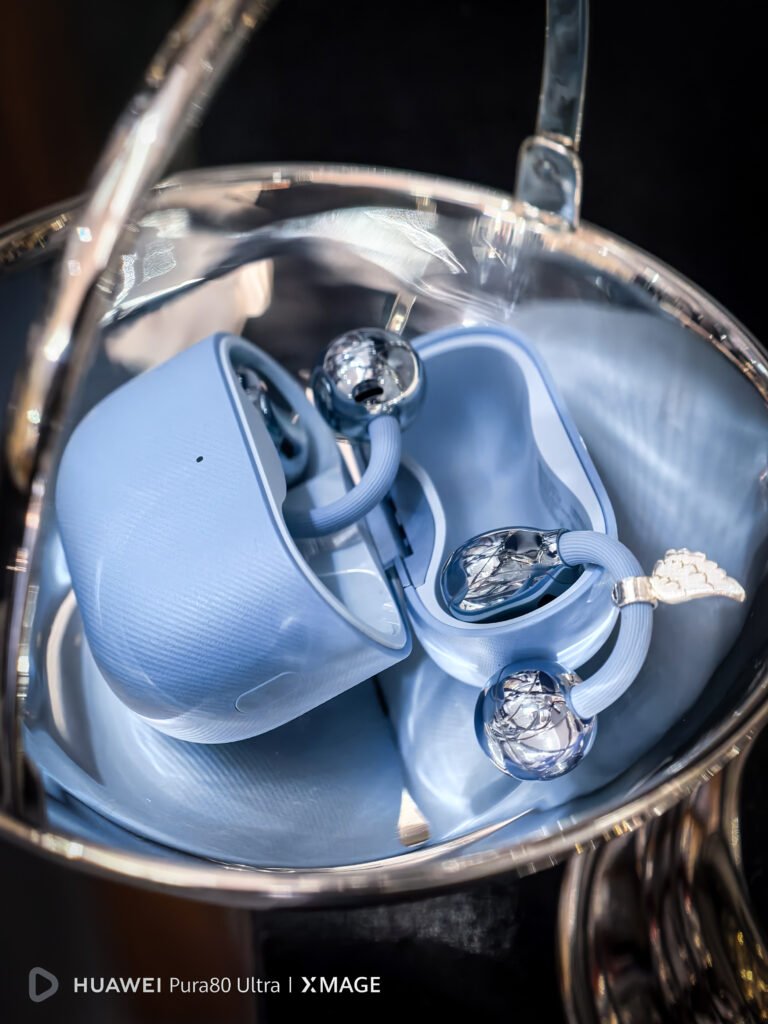 Diseño de joyería contemporánea de Plata Villa inspirado en símbolos como alas y corazón para los FreeClip 2