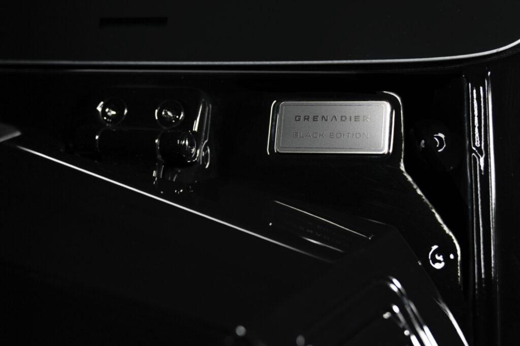 Interior de la INEOS Grenadier Black Edition con asientos y acabados en piel negra de alta calidad