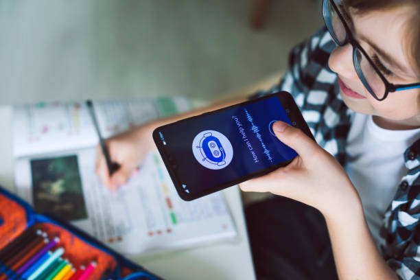 Niño interactuando con chatbot de inteligencia artificial en tablet con expresión preocupada