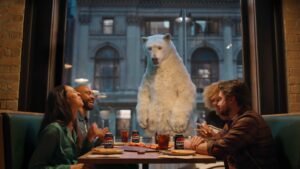 Oso polar de Pepsi recostado en un diván durante la campaña The Choice del Super Bowl 2026