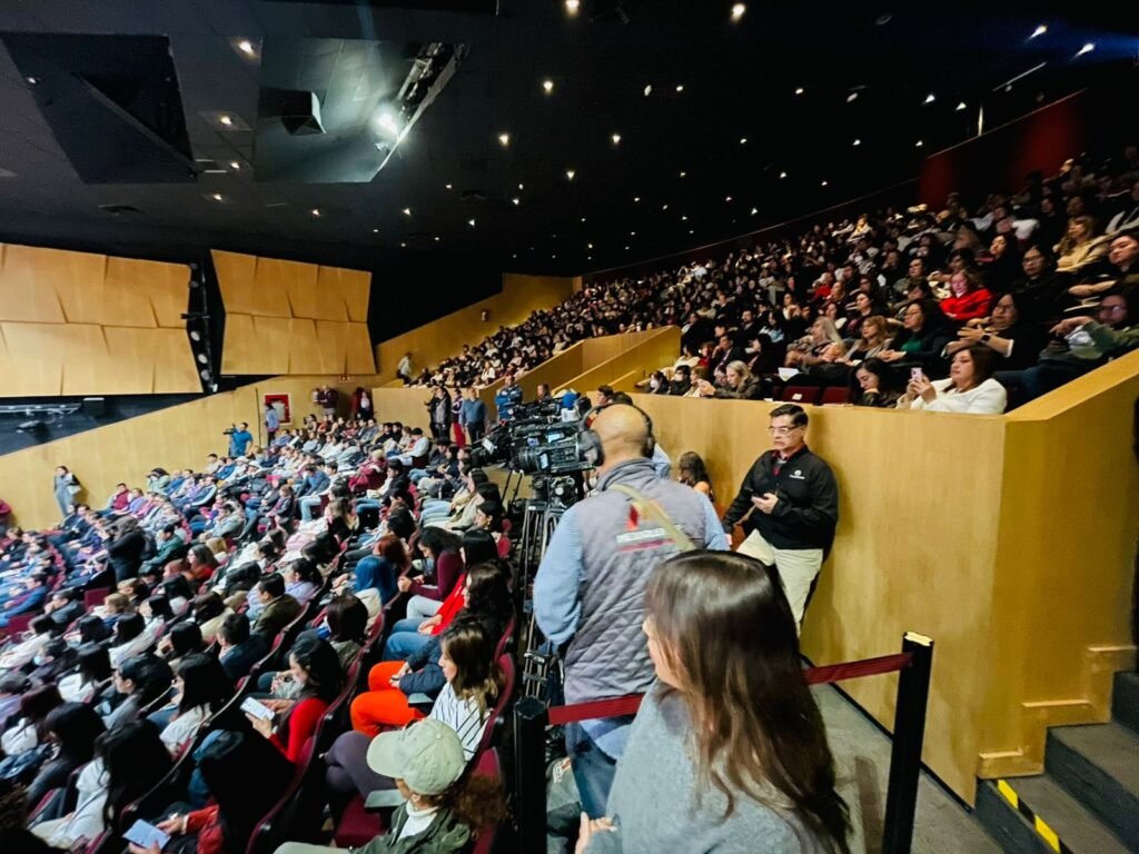 Estudiantes mujeres del IPN en laboratorio científico en México