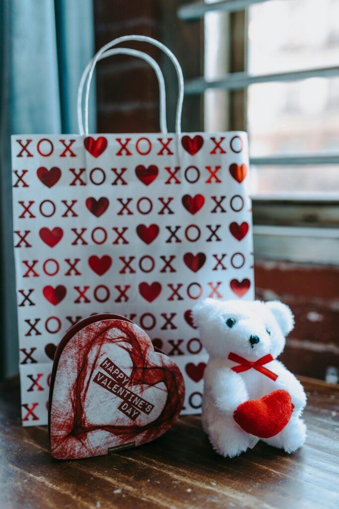 Hombre eligiendo electrónica o artículos deportivos como regalo de San Valentín