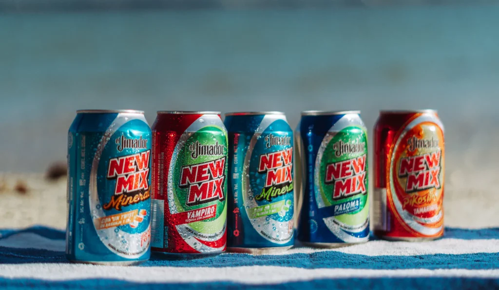 Grupo de amigos rooftop verano bebidas New Mix