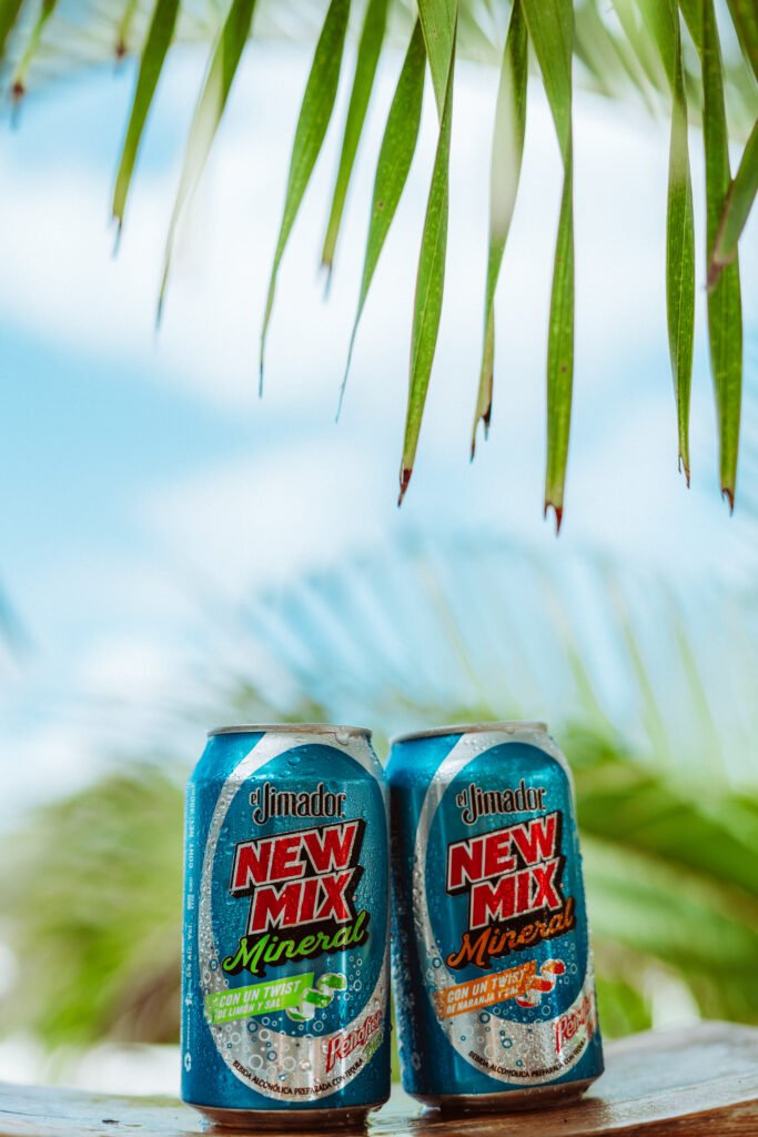 Amigos en alberca verano bebidas relajadas