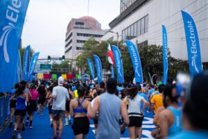 Corredores participando en carrera ELECTROLIT Monterrey