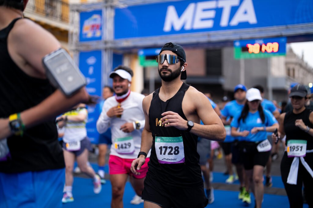 Corredor hidratándose durante carrera