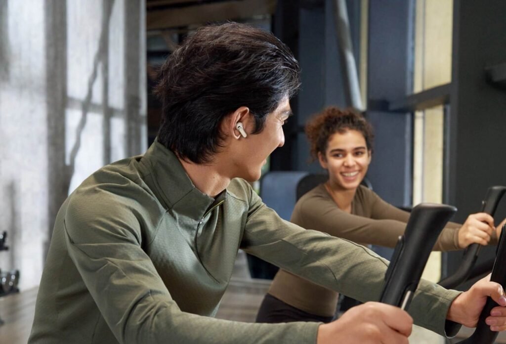 Usuario escuchando musica con FreeBuds Pro 5