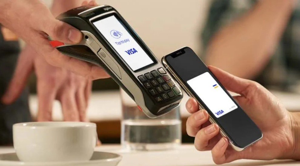 Emprendedor cobrando con iPhone sin terminal