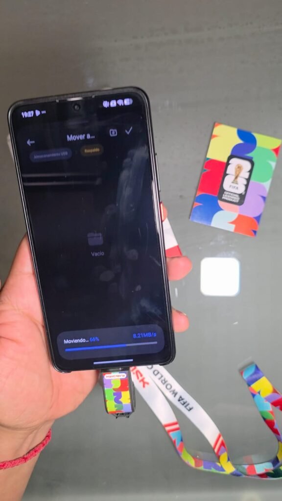 Sandisk FIFA 2026 USB-C Flash Drive conectada a laptop