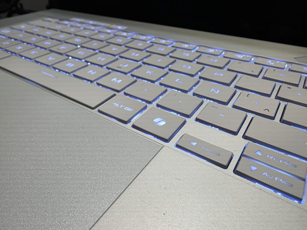 Detalle del teclado retroiluminado blanco de la ASUS ROG Zephyrus G16 con acabado premium y teclas de perfil bajo.