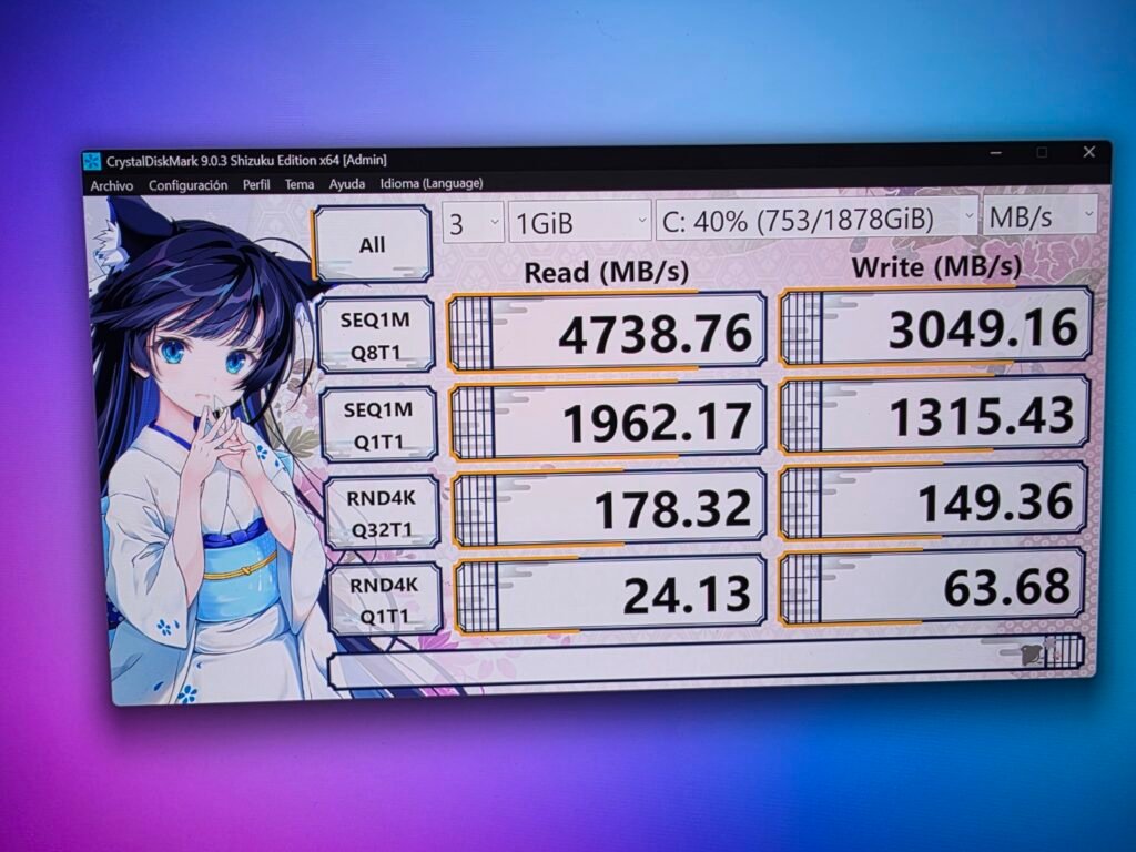 Zephyrus G16 mostrando resultados de CrystalDiskMark con velocidades de lectura de 4738 MB/s y escritura de 3049 MB/s