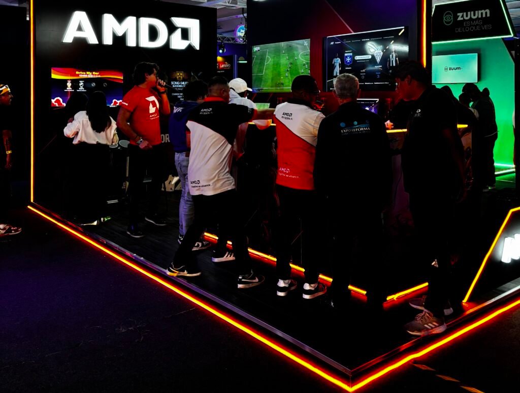 Jugadores participando en las estaciones de videojuegos de Coppel Conecta