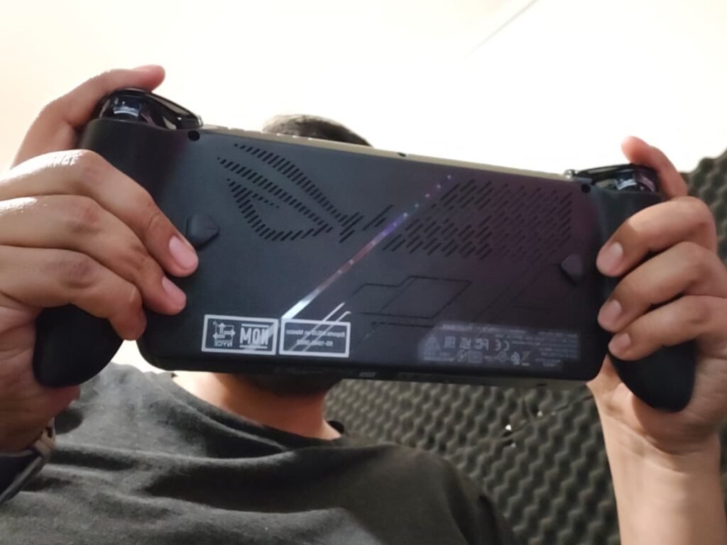 Persona sosteniendo la ROG Ally X mientras juega