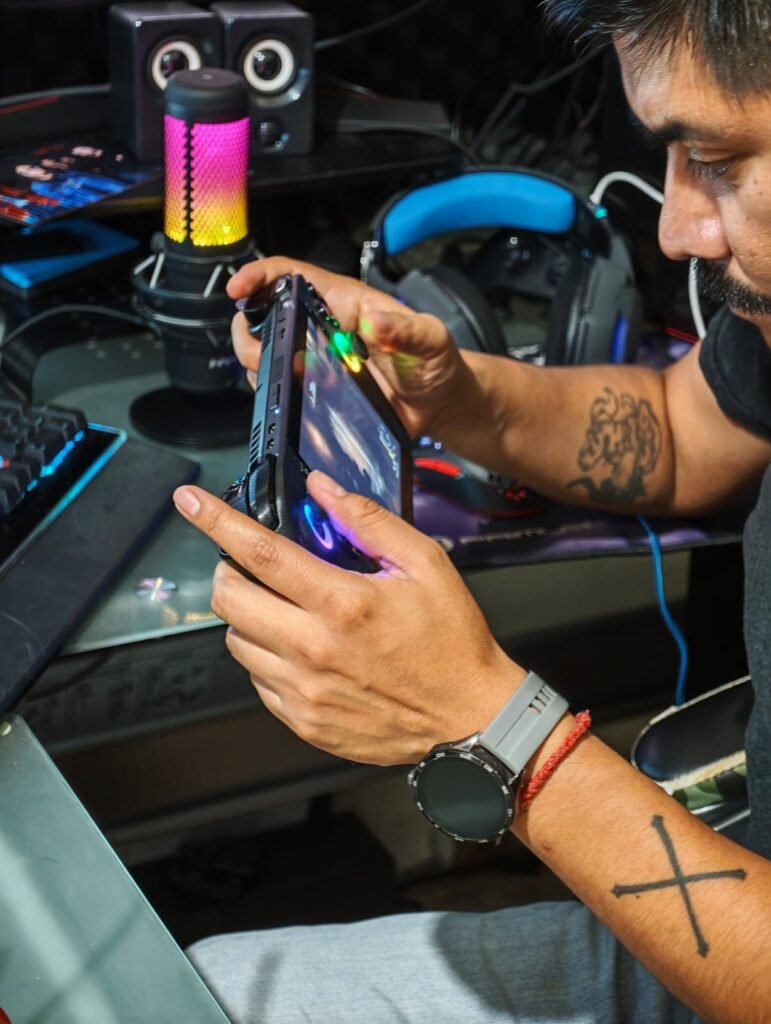 ROG Ally X siendo utilizada durante una prueba de ergonomía en un setup gaming