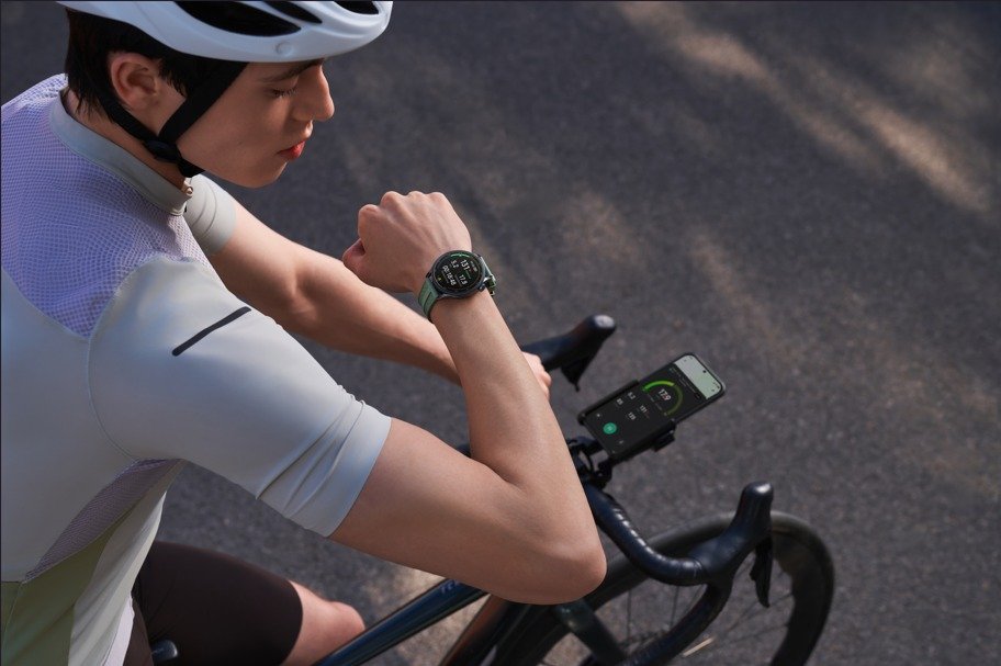 Ciclista consultando el Xiaomi Watch S5 durante un entrenamiento en bicicleta