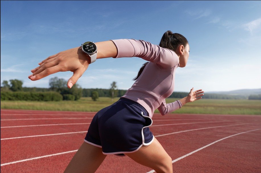 Mujer corriendo en una pista mientras utiliza el Xiaomi Watch S5