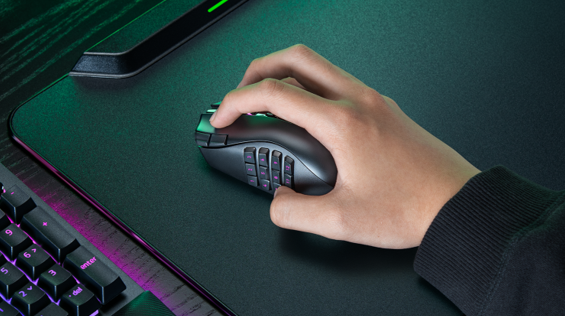Ratón gaming Razer Naga V3 Pro con iluminación RGB y placas laterales magnéticas