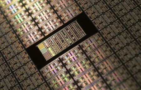 Procesador de 3 nm junto a componentes de una tarjeta lógica