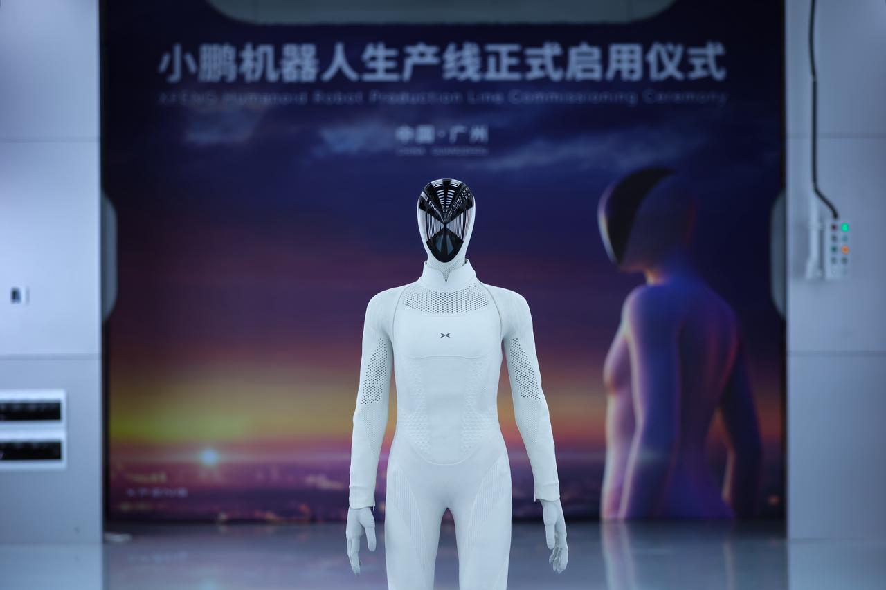 XPENG IRON ya camina solo: la compañía inicia la producción de su robot humanoide