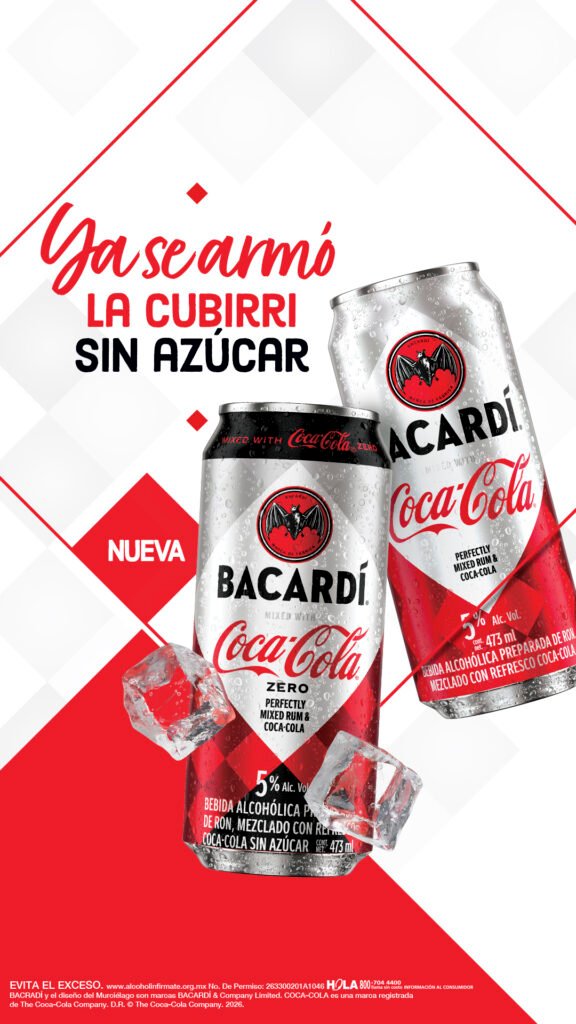 Jóvenes disfrutando de un momento social en un entorno moderno al aire libre con bebidas listas para tomar.