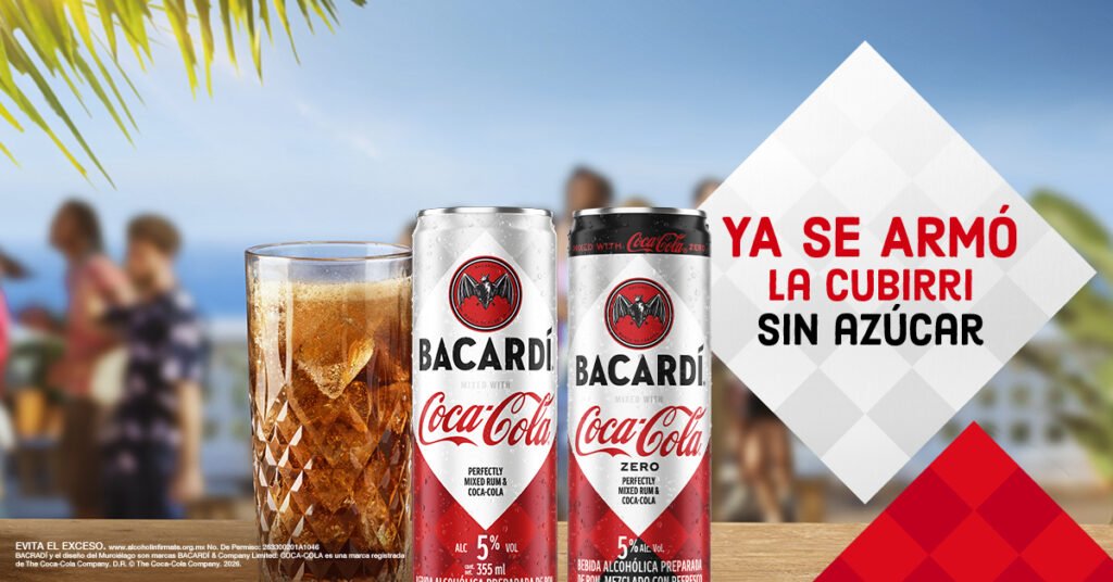 Lata de Bacardí & Coca-Cola Zero colocada sobre una superficie moderna con iluminación ambiental que resalta su diseño.