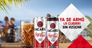 Lata de Bacardí & Coca-Cola Zero colocada sobre una superficie moderna con iluminación ambiental que resalta su diseño.