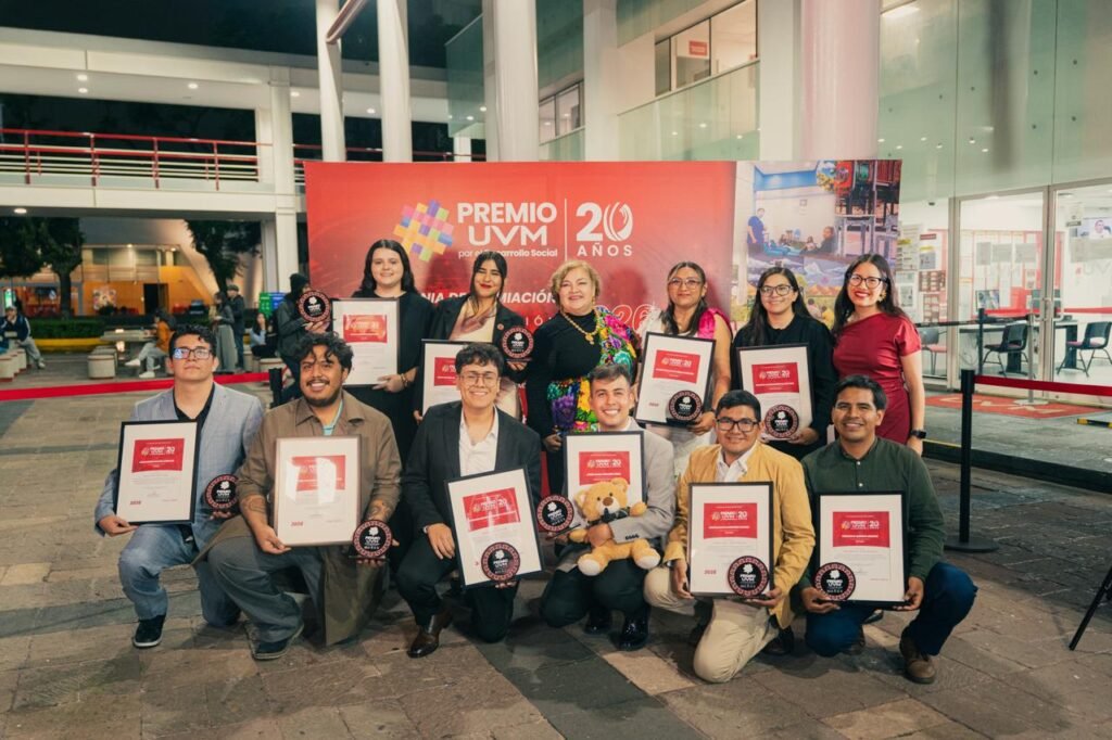 Jóvenes ganadores del Premio UVM por el Desarrollo Social 2026 muestran sus reconocimientos
