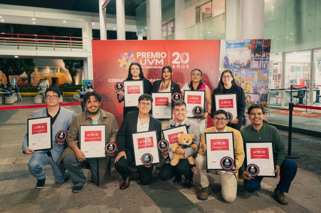 Ganadores del Premio UVM 2026 posan con sus reconocimientos durante la ceremonia