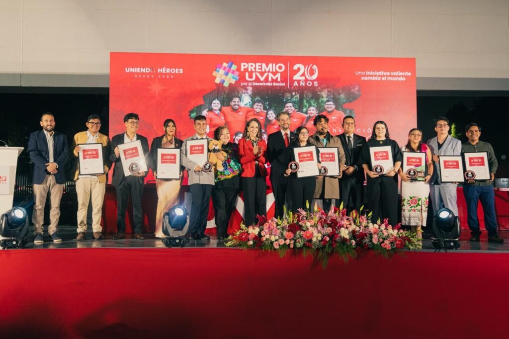 Ganadores del Premio UVM por el Desarrollo Social durante la ceremonia sobre el escenario