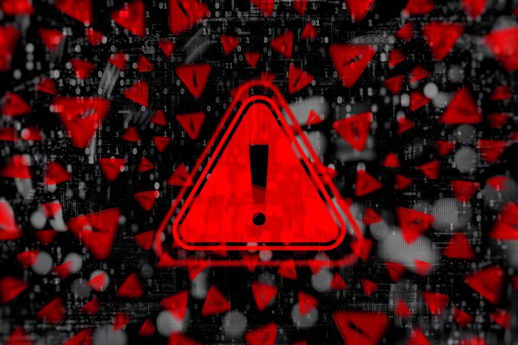 Hileras de servidores informáticos iluminados en un centro de datos frente a una ciberamenaza