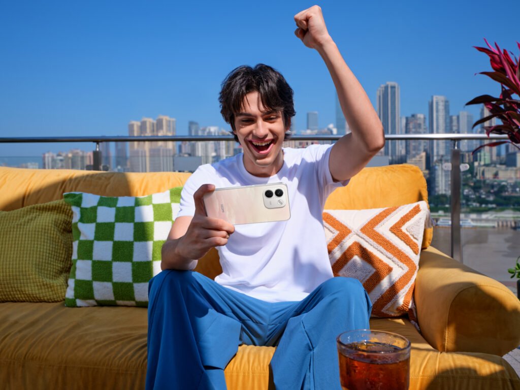 Vista trasera del nuevo REDMI Note 17 Pro Max 5G mostrando su módulo de cámaras y acabado texturizado.