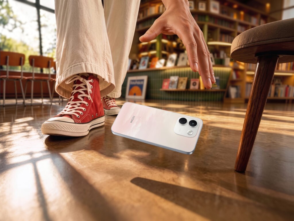 Smartphone de la serie REDMI Note 17 de Xiaomi sobre una superficie limpia con iluminación natural que resalta su diseño moderno.