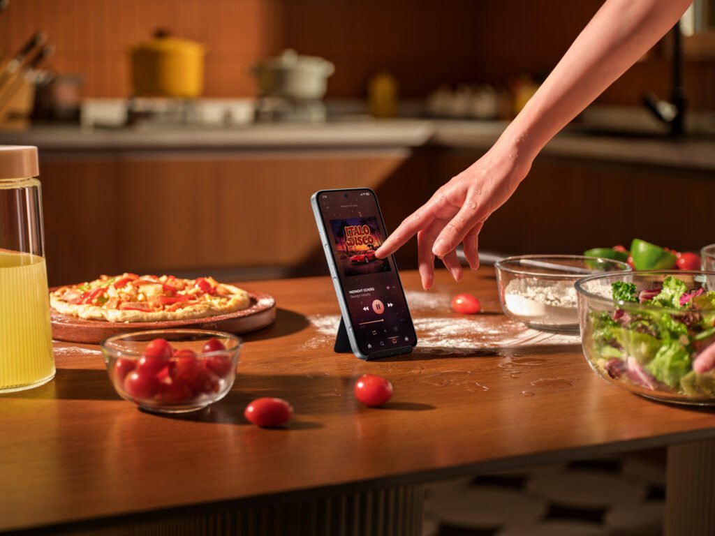 REDMI Note 17 colocado en la cocina mientras una persona prepara comida