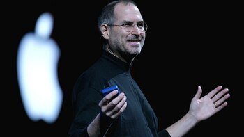 Steve Jobs presenta un producto durante su regreso como CEO de Apple