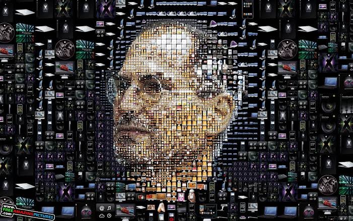 Steve Jobs durante los primeros años de Apple junto a una computadora Macintosh